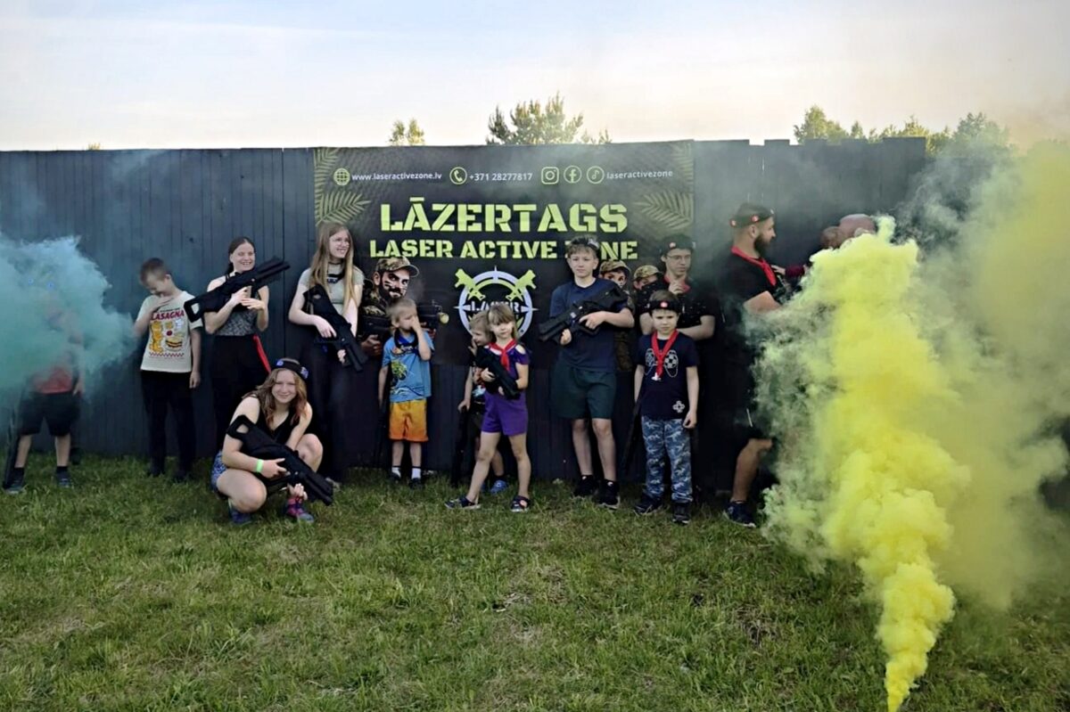 Lāzertaga ballīte ir labākais veids kā aktīvi un aizraujoši atzīmēt savus svētkus! Sajūsmā būsi gan tu, gan tavi viesi. Lāzertags ir arī lieliska komandu spēle, kas piemērota uzņēmumu kolektīviem saliedēšanās pasākumiem. Tā pat tā neatstās vienaldzīgus arī jauniešus un skolēnus skolu ekskursijās.