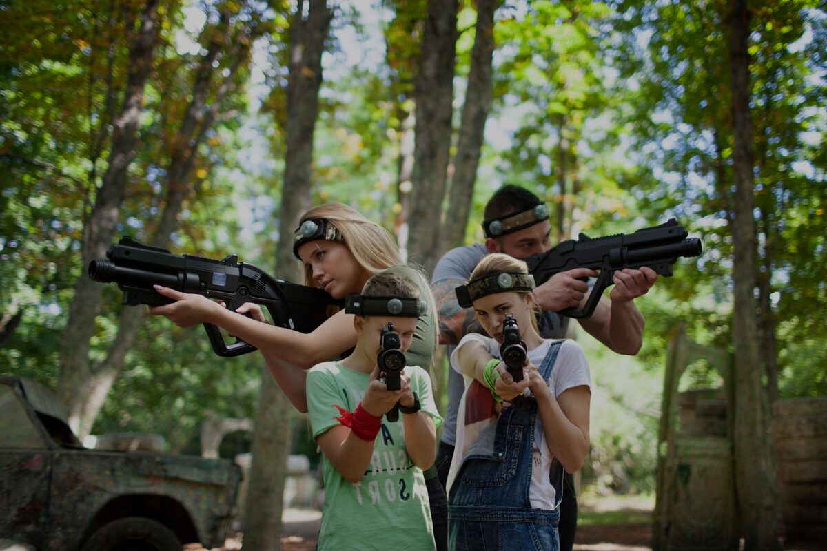 Lāzertags Ogres novadā dzimšanas dienu ballītēm un izbraukuma pasākumiem bērniem, jauniešiem, ģimenēm un draugu kompānijām. Ideāla aktīvā atpūta Ogrē